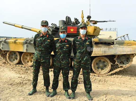 Các kíp xe chụp ảnh trước khi trận chung kết bắt đầu.